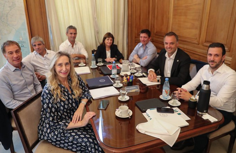 Reunidos en Casa Rosada desde temprano. La “Ley Penal Juvenil” también formará parte del temario de las sesiones extraordinarias, la confirmación de Adorni en redes sociales.