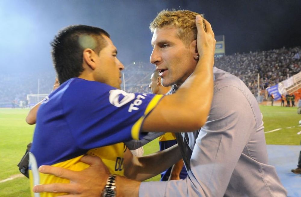 Foto icónica. Riquelme enfrentó dos veces al Tomba de su mejor socio, Martín Palermo, en el Malvinas, y en ambas hubo saludo.