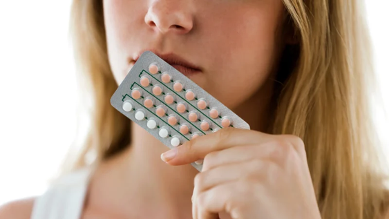 A 65 años de su aparición, las pastillas anticonceptivas siguen generando debates, avances y nuevos desafíos.
