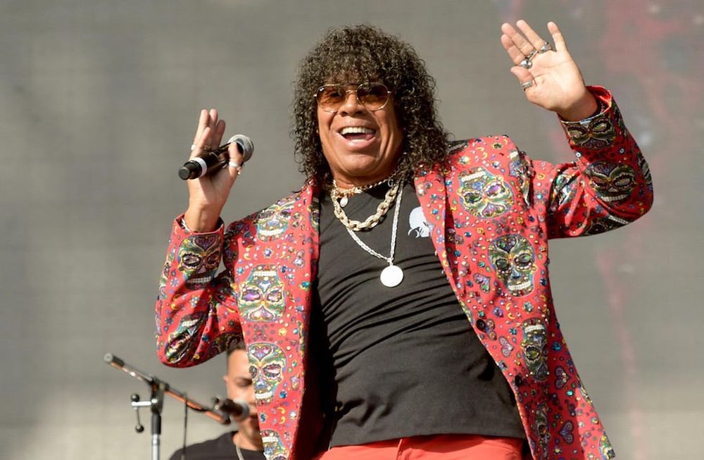 La Mona Jiménez cumplió 70 años y una multitud de fanáticos lo fue a saludar a su casa