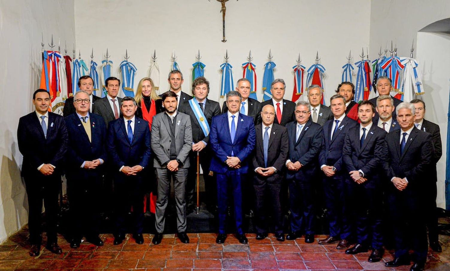 El presidente Javier Milei, junto a gobernadores, cuando firmó el Pacto de Tucumán (2024). Foto archivo: Presidencia