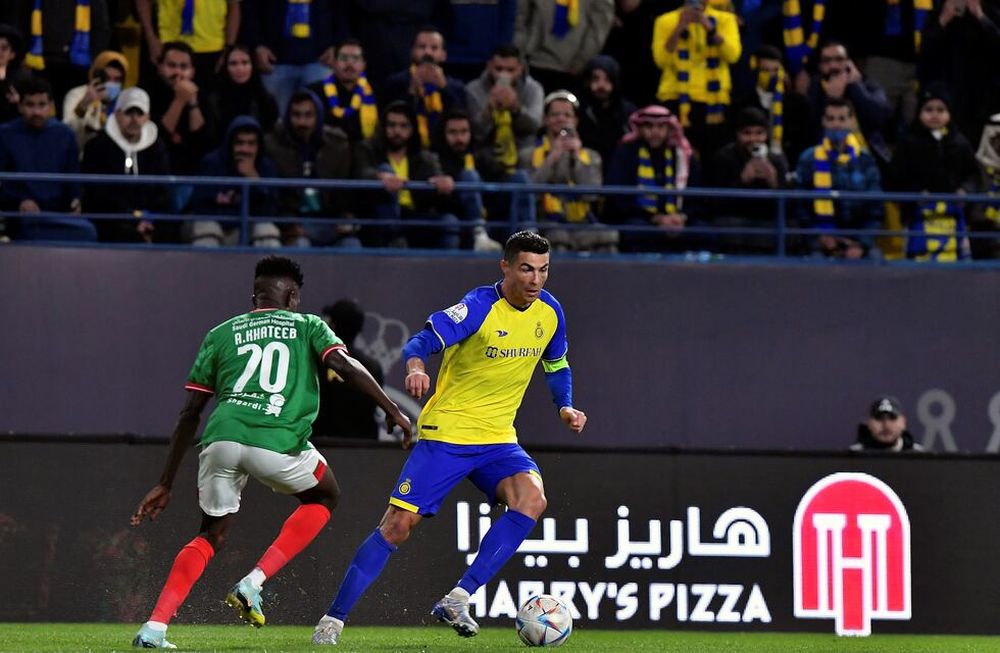 Cristiano Ronaldo debutó en el Al Nassr de Arabia Saudita, fue capitán y festejó la victoria de su equipo.