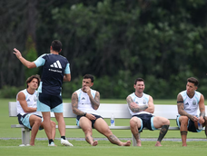 El entrenador Lionel Scaloni dialoga con algunos jugadores en la previa a la práctica de la jornada de hoy, tras el triunfo frente a Inglaterra.&nbsp;