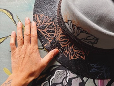 Noelia Roldán presenta AMPÉLIA, una pieza de autor que transforma residuos de la industria vitivinícola en una experiencia estética y sensorial. Noelia Roldán presenta AMPÉLIA, una pieza de autor que transforma residuos de la industria vitivinícola en una experiencia estética y sensorial.