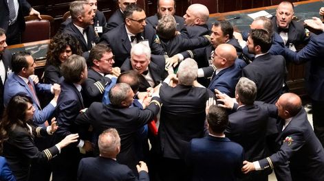 Los Andes | Después de la pelea, uno de los diputados tuvo que ser retirado en silla de ruedas.
