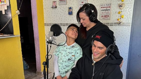 El cantante sorprendió a una familia de Tunuyán para su reciente proyecto.