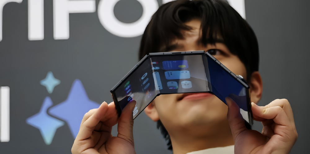 El Galaxy Z TriFold despliega su doble bisagra para revelar una pantalla de 10 pulgadas, la más grande vista en un teléfono Samsung.