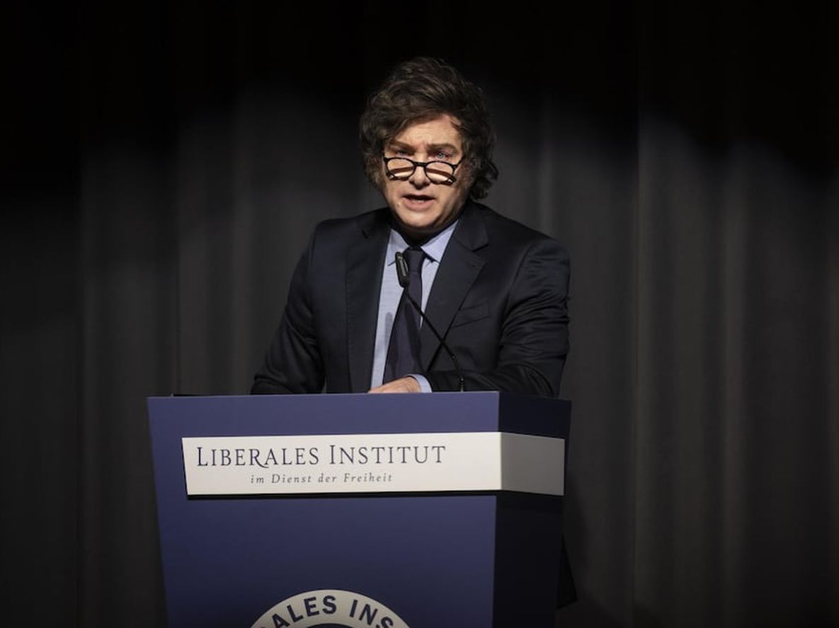 El presidente de Argentina, Javier Milei, habla después de recibir el Premio Roepke para la Sociedad Civil 2025 del Instituto Liberal durante una ceremonia de entrega de premios en el centro de congresos en Kloten, Suiza, el 24 de enero de 2025. Foto: EFE/EPA/ENNIO LEANZA