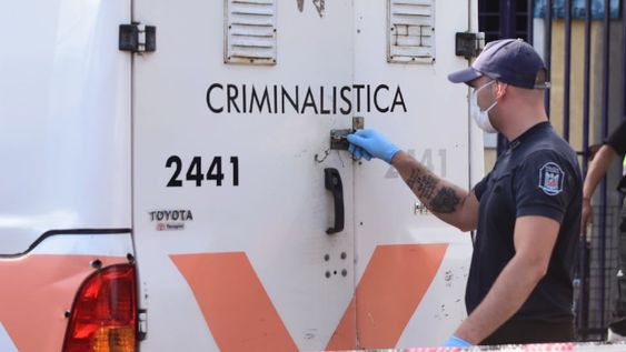 Policía Científica y el Cuerpo Médico Forense trabajó en la escena del crimen en busca de datos relevantes para la investigación. - Archivo / Los Andes