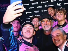 El equipo completo de Fórmula 1 de Alpine, con los pilotos Jack Dooan, Pierre Gasly, Franco Colapinto, Ryo Hirakawa y Paul Aron, junto al asesor ejecutivo Flavio Briatore y Luca de Meo, director ejecutivo del Grupo Renault.