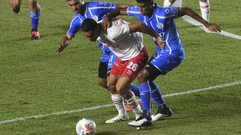 Con goles de Ávalos y Elías Gómez, Argentinos Juniors venció por 2-0 a Gooy Cruz. / Telam.