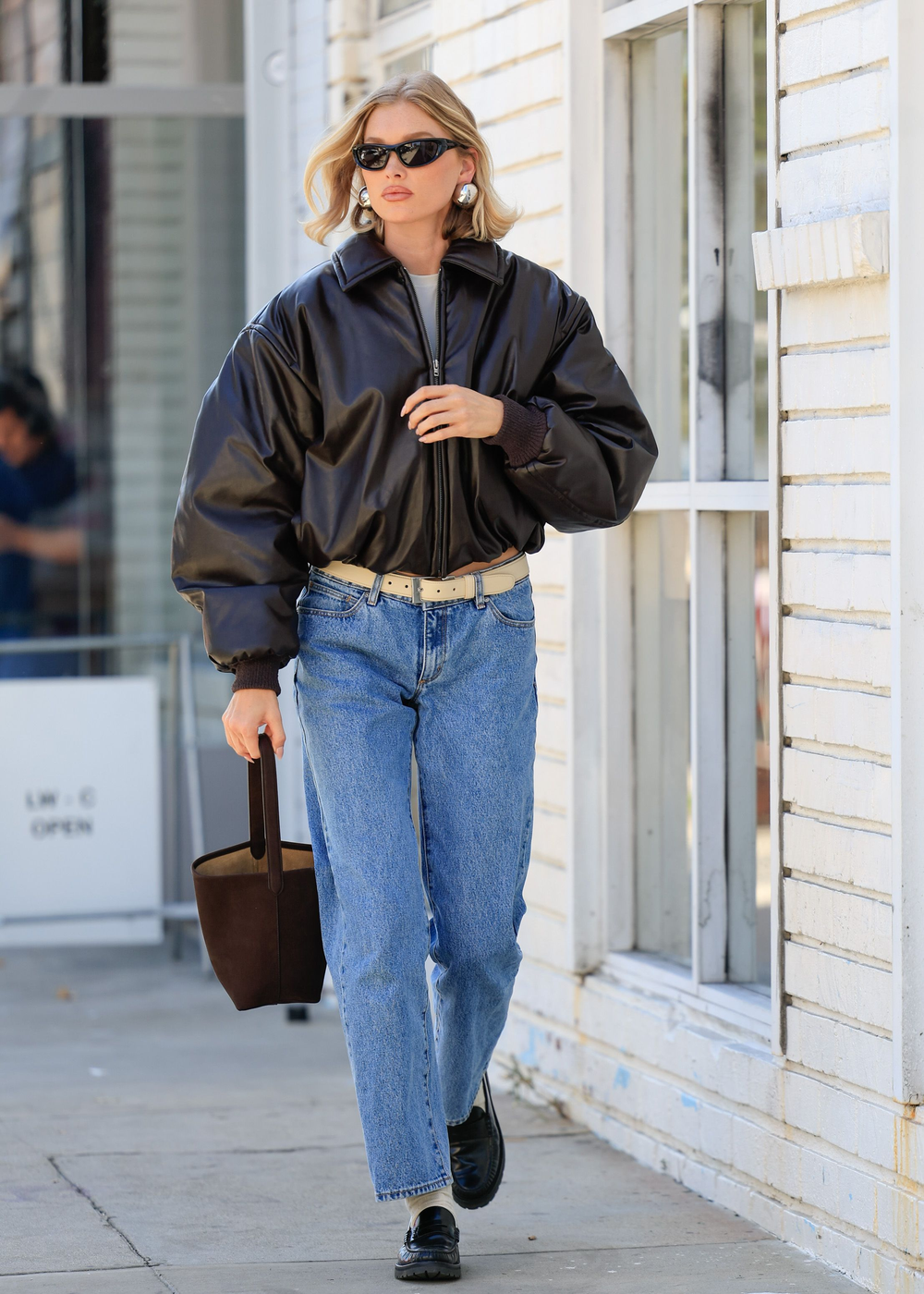 La campera de cuero oversize se impone.