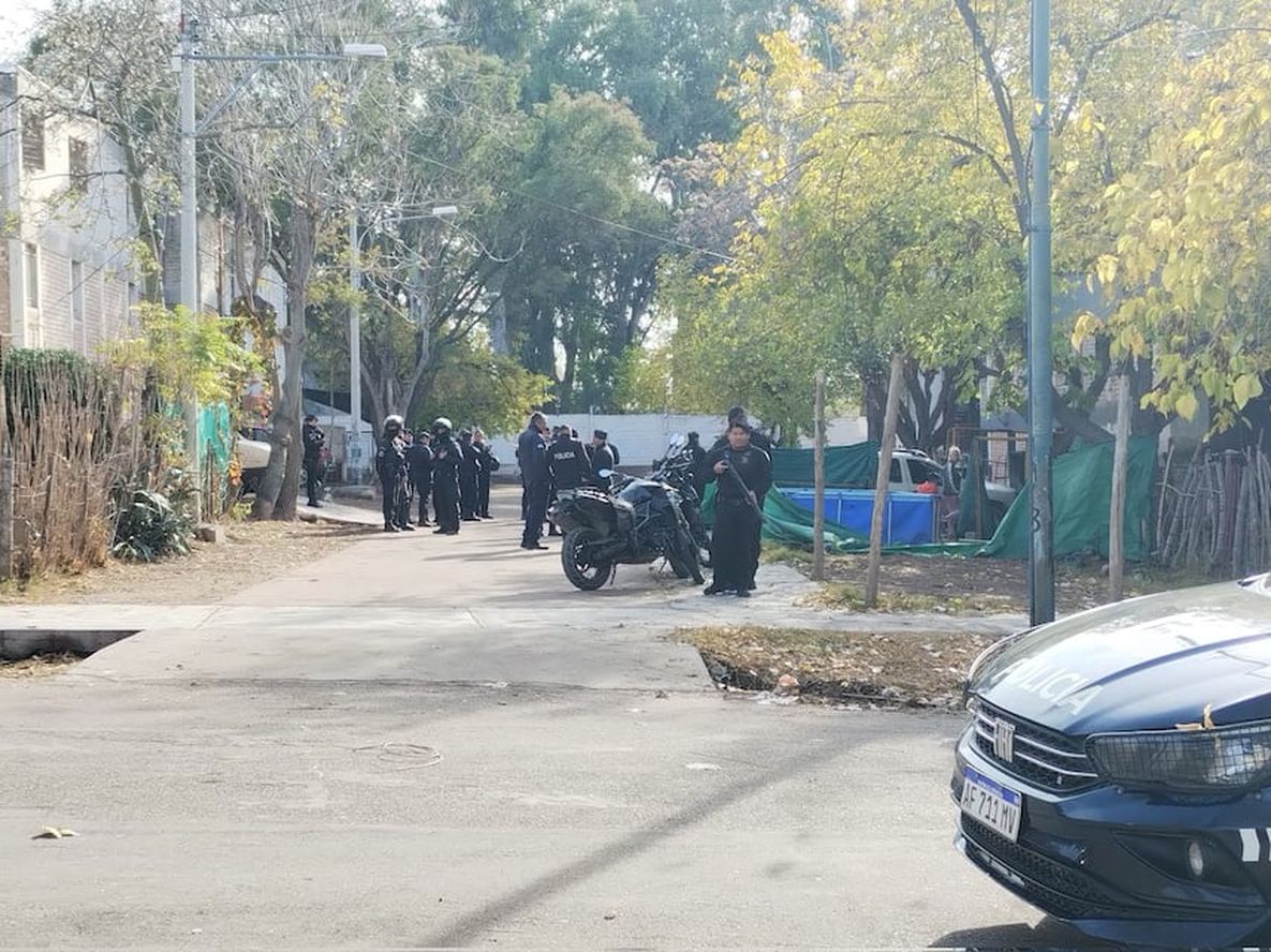 Los delincuentes fueron detenidos en el barrio Parque Sur de Godoy Cruz. Gentileza Matías Pascualetti.