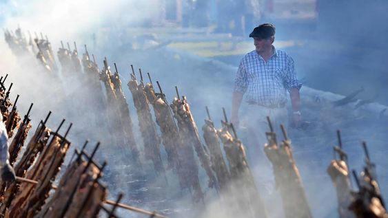 Los costillares al ensartador son una de las postales más conocidas de la fiesta. Este año, por la pandemia, faltará el almuerzo y el tradicional mitín político que se lleva adelante desde 1982. / Los Andes