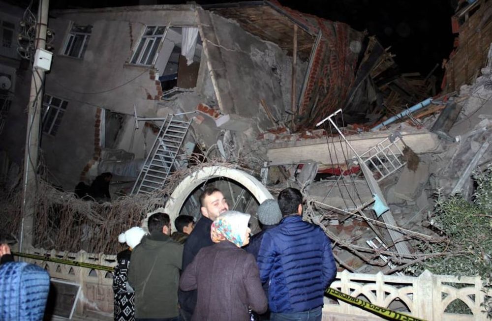 Fuerte terremoto en Turquía: edificios caídos, 18 muertos y más de 500 heridos