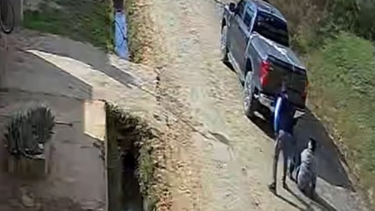 Un comerciante buscó al ladrón que le robó, lo ató a su camioneta y lo arrastró por la calle
