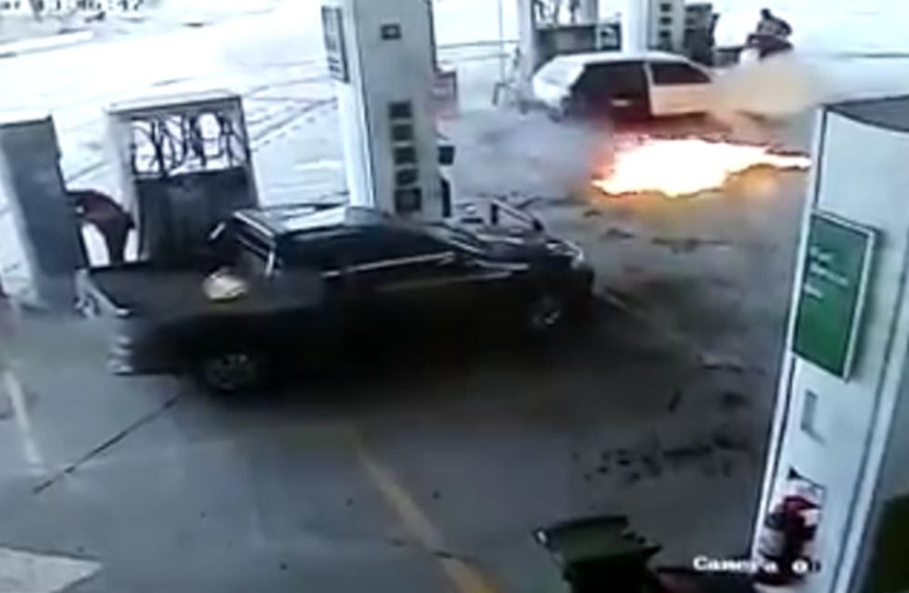 La situación no pasó a mayores, teniendo en cuenta que el incendio quedó cerca del expendió de GNC donde había otros autos.