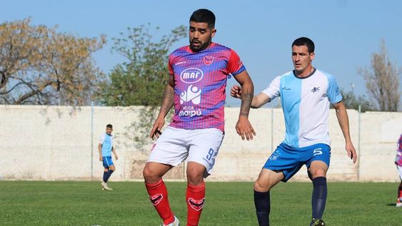 Paridad. Leandro Valenti (9), delantero de Rodeo del Medio, aguanta el balón ante la marca de Leonardo Espíndola (5), del CEC. En Gutiérrez hubo empate agónico del Toponero.