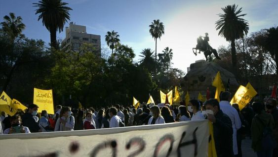 Profesionales de la Salud de Mendoza iniciaron un paro y en el 17 de agosto brindaron también un homenaje sanmartiniano, en la Plaza San Martín, de Ciudad.