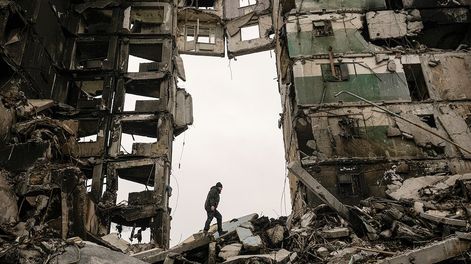 Los Andes | Un residente busca sus pertenencias en un edificio de apartamentos destruido durante los combates entre fuerzas ucranianas y rusas en Borodyanka, Ucrania.