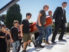 La despedida a Alejandra Darín en el cementerio de la Chacarita.