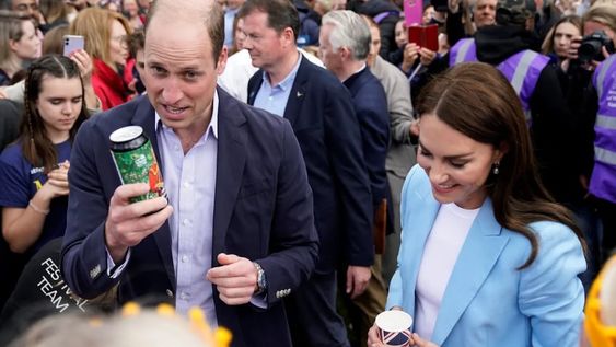El príncipe William sostiene una lata de Organic Coronation Ale, con la princesa Kate, durante un paseo en Long Walk, cerca del castillo de Windsor. Gentileza: TN.