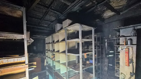 Bomberos controlaron un incendio en un depósito de repuestos en Guaymallén