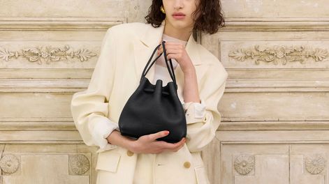 Murieron las mini bags: la nueva tendencia en bolsos que dominará el invierno 2026