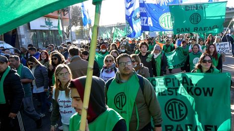 Los Andes | Jornada de protestas y reclamosLas conversaciones por las paritarias  iniciaron esta jornada con el SUTE y terminó con un cuarto intermedio hasta el próximo jueves. Luego lo hará con ATE y Ampros. Expectativa de los sindicatos, que aguardan subas que c