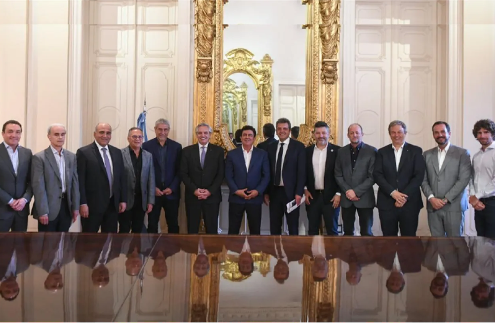 Alberto Fernández junto a Sergio Massa y los intendentes peronistas bonaerenses.