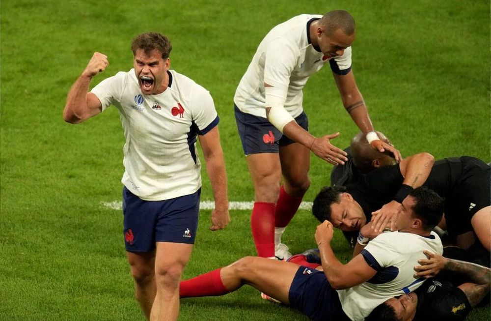 El jugador francés Damian Penaud festeja la acción frente al seleccionado de Nueva Zelanda, en el partido inaugural del Mundial de Rugby. (AP)