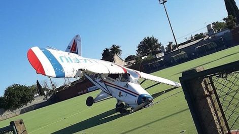 Una avioneta se estrelló sobre un club en provincia de Buenos Aires y el piloto salió ileso.