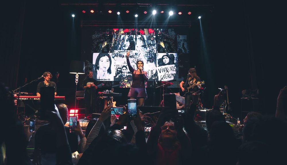 Fabiana Cantilo se presentó en el Teatro Plaza ante una sala llena.