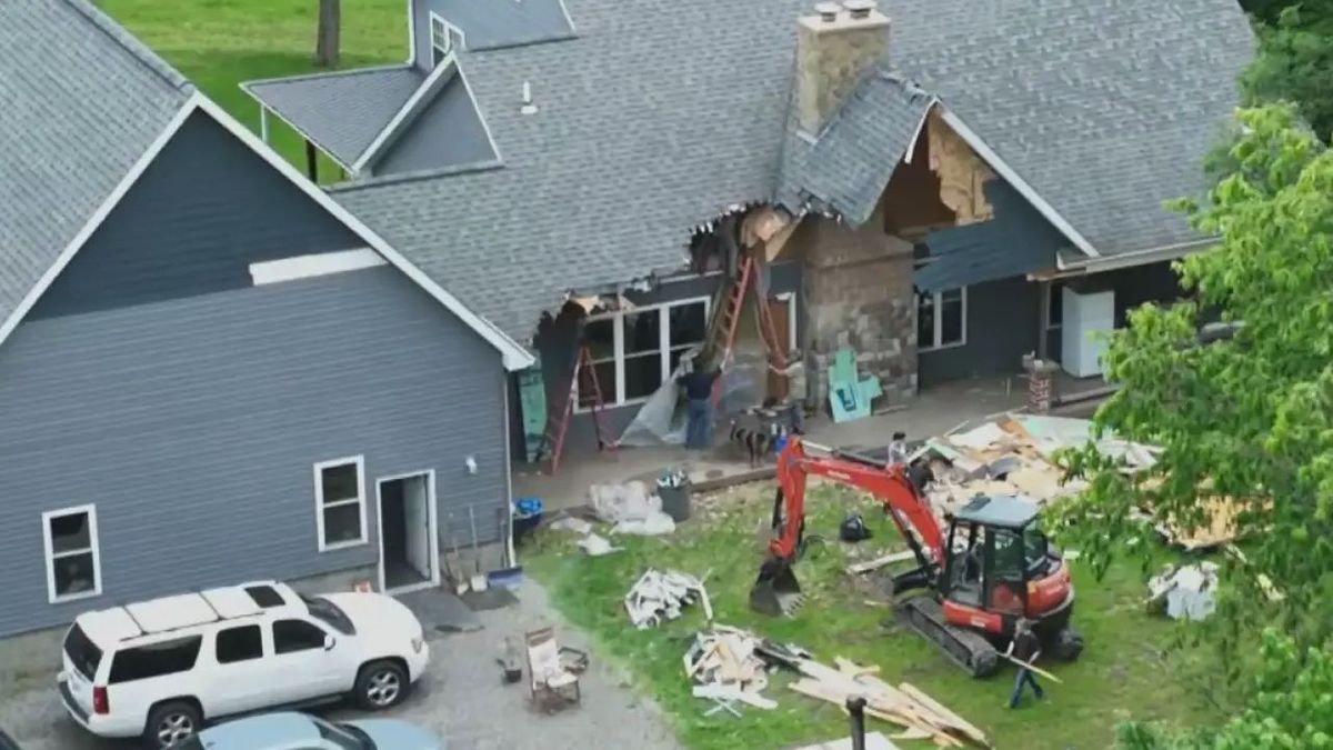Su mujer le pidió el divorcio y demolió la casa con una excavadora: ella y sus hijas estaban adentro