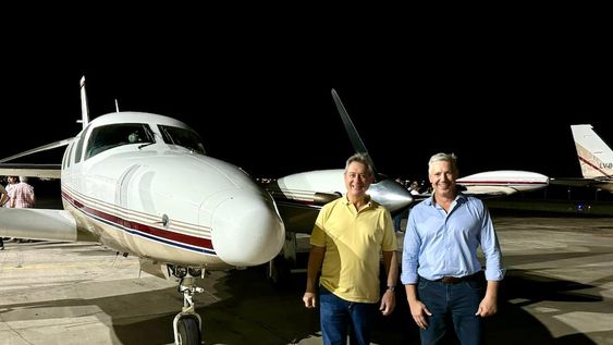 El intendente Omar Félix junto a su par de Alvear, Alejandro Molero,  estuvieron presentes al momento del aterrizaje de las aeronaves que combatirán el granizo en San Rafael y Alvear. Foto: prensa San Rafael