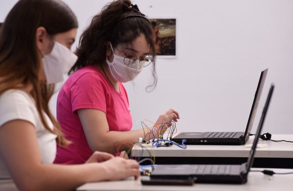 Diez personas contarán con computadoras, una oficina y almuerzo durante el cursado.