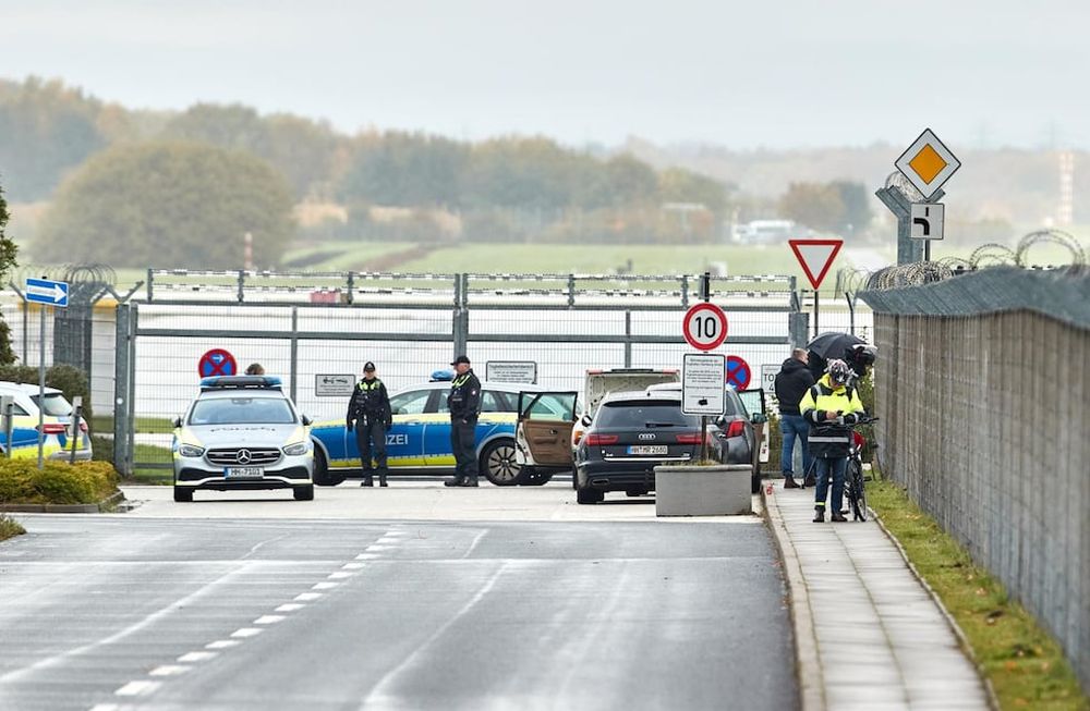 Hamburg (Germany), 05/11/2023.- Police secures the area outside the airport in Hamburg, Germany, 05 November 2023, after an armed man broke through security and entered the grounds of the airport. Police are assuming a static hostage situation, there is also a child in the vehicle, the Hamburg police wrote on X, formerly known as Twitter. The wife of the man contacted police earlier about a possible child abduction. The airport remains closed aircraft traffic is still halted as Police negotiates with the man. (Alemania, Hamburgo) EFE/EPA/GEORG WENDT