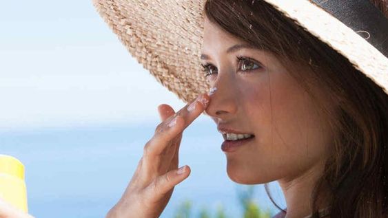 La luz ultravioleta es la principal causante de cáncer de piel de los tipos más frecuentes. También es responsable del 90% del envejecimiento de la piel.