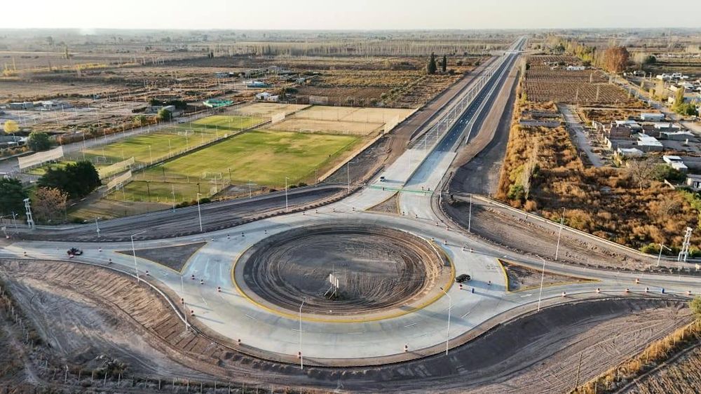 The two-way roundabout and Falucho Street, where they want to build the Virgin