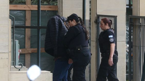 Agustina Díaz en su llegada a la ampliación de indagatoria en los Tribunales Federales de Comodoro Py por el ataque a Cristina Kirchner. Foto: Clarín