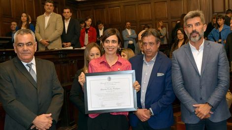 Los Andes | Asumieron los Diputados Provinciales en el Legislatura. En la foto, Cecilia Rodríguez sostiene su nuevo diploma. Es suarista y la acompañaron el ministro de Gobierno Víctor Ibáñez y el intendente de Capital Ulpiano Suárez.Foto:  Orlando Pelichotti / Los
