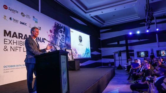 Marcelo Cacciola, tambien nacido en Argentina y radicado en los Emiratos Arabes Unidos, presente en el prelanzamiento de una serie de coleccionables deportivos digitales de Maradona. / Gentileza.