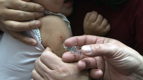 Las autoridades insisten en la necesidad de que los chicos tengan los esquemas de vacunación completos. | Foto: José Gutiérrez / Los Andes