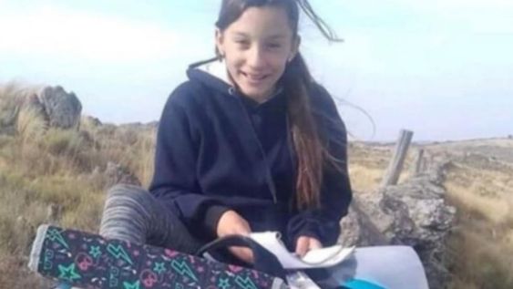 Romina Oviedo (11) tenía que subir a una loma para conseguir señal y hacer su tarea. Una empresa se solidarizó y le instaló internet en su casa.