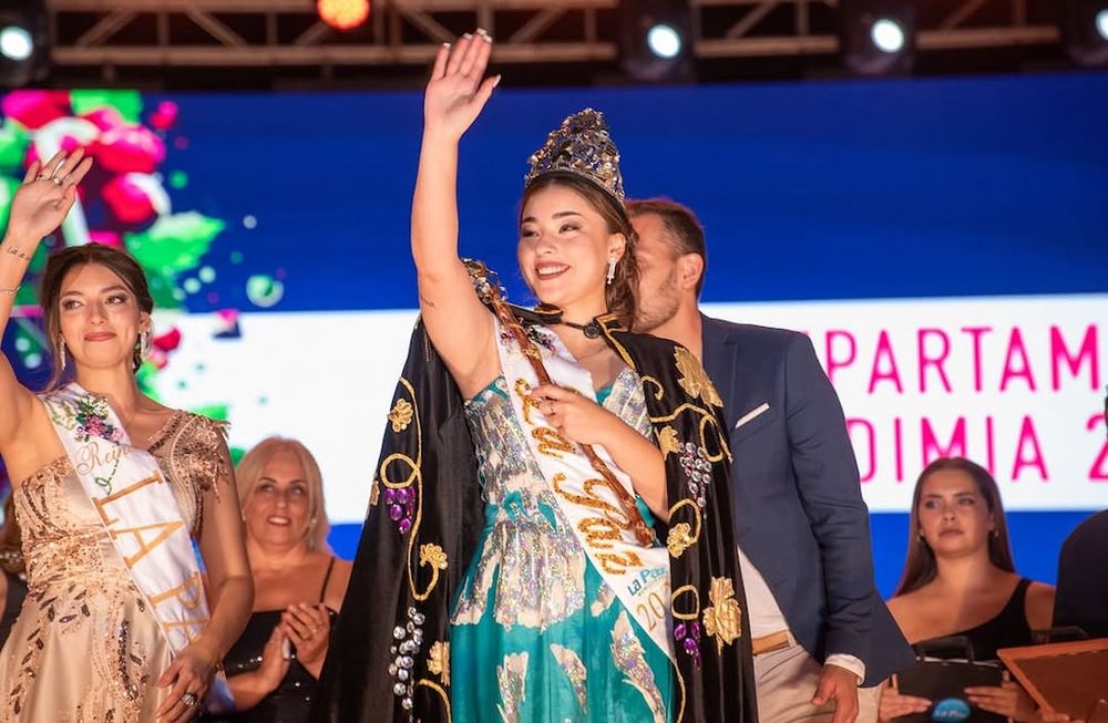 La Paz eligió a Victoria Lucero como su nueva Reina Departamental de la Vendimia 2025. Maribel Pérez fue coronada como la Virreina. (Foto Prensa Municipio)