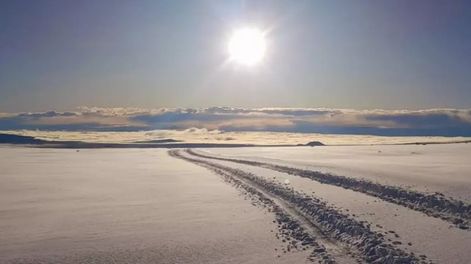 Los Andes | El impactante paisaje de La Payunia cubierta de nieve y que la hace ver como una postal del espacio. Foto: Gentileza Guardaparque Jimena Martíjez Chaves