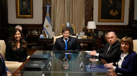 Javier Milei, Patricia Bullrich, Gerardo Werthein y Kristi Noem en la reunión de Casa Rosada.&nbsp;
