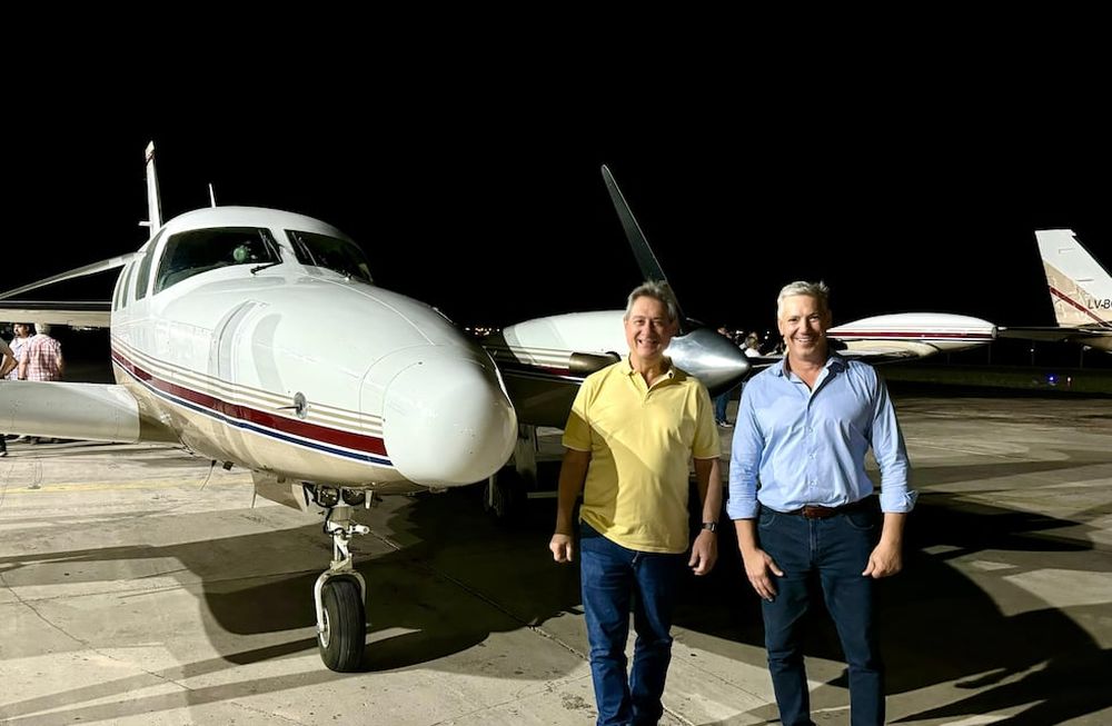 El intendente Omar Félix junto a su par de Alvear, Alejandro Molero,  estuvieron presentes al momento del aterrizaje de las aeronaves que combatirán el granizo en San Rafael y Alvear. Foto: prensa San Rafael