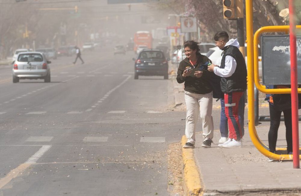 Viento Zonda en la zona de Chacras de Coria y Vuistalba de Luján de Cuyo.Como ocurre siempre, la temperatura se eleva, la visibilidad disminuye notablemente.Foto: Ignacio Blanco / Los Andes