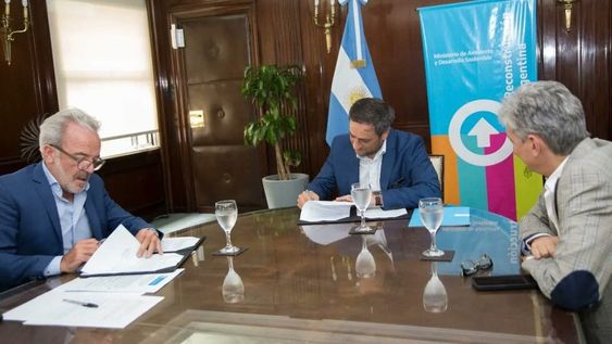 Humberto Mingorance, secretario de Ambiente de Mendoza y Juan Cabandié, titular de Ambiente de Nación, firman el convenio por $161 millones.